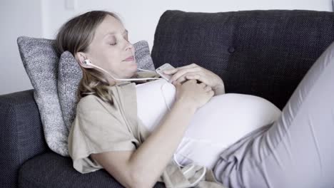 Entspannte-Junge-Schwangere-Frau,-Die-Musik-Hört